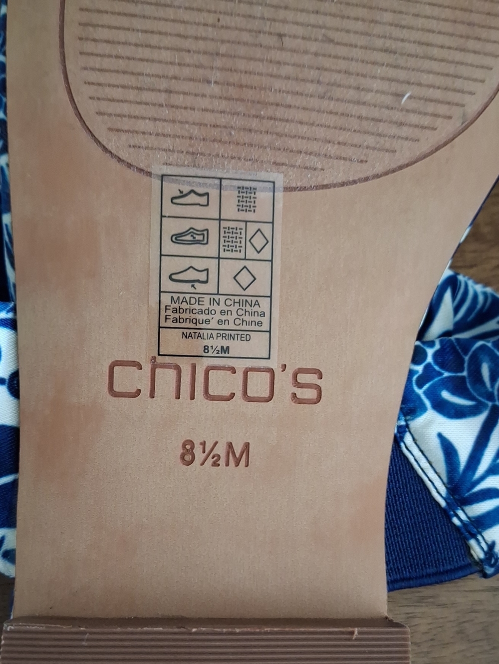 Like New** Chico's Natalia Blue & White Print Knotted Thong Sandals ** Size 8.5 - Picture 10 of 10